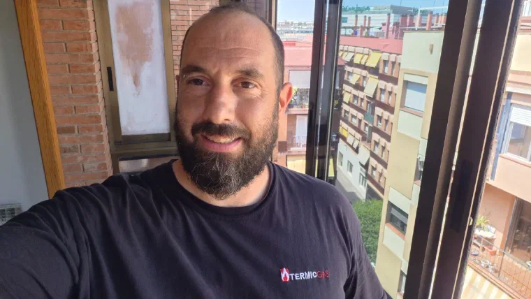 En Jordi Sola somrient, amb la samarreta de TermicGAS, durant una feina en un habitatge